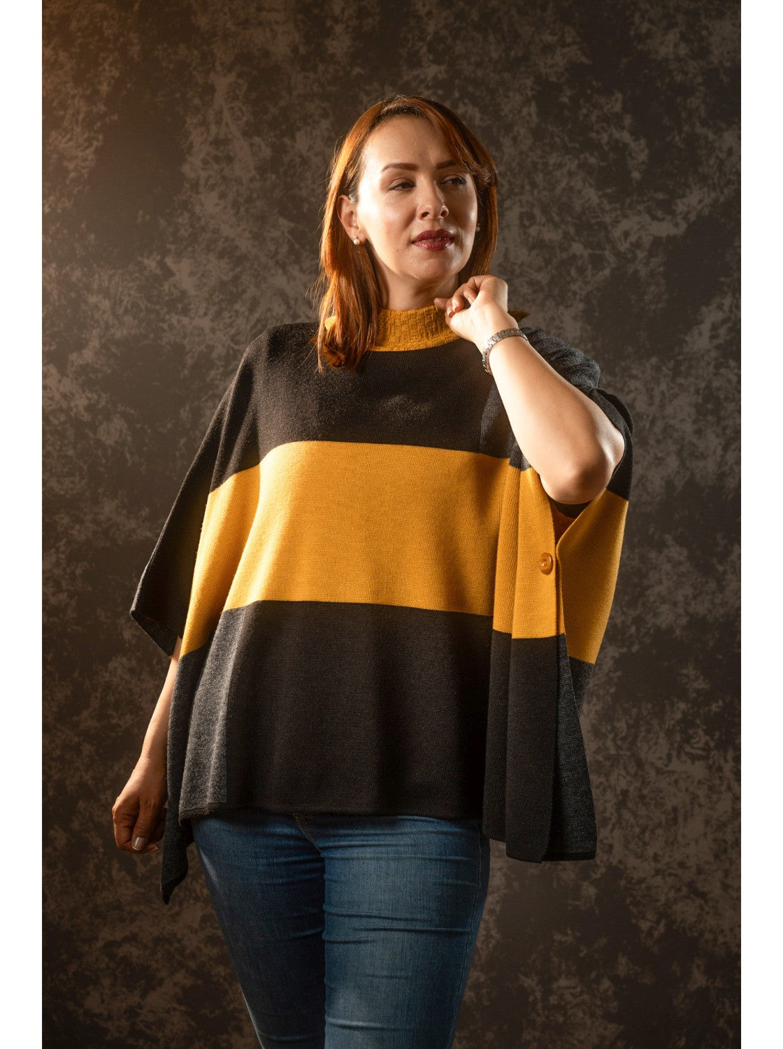 Ruana con diseño. Omega Gris-Negro-Mostaza