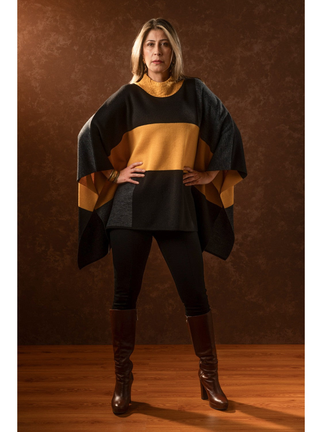 Ruana con diseño. Omega Gris-Negro-Mostaza