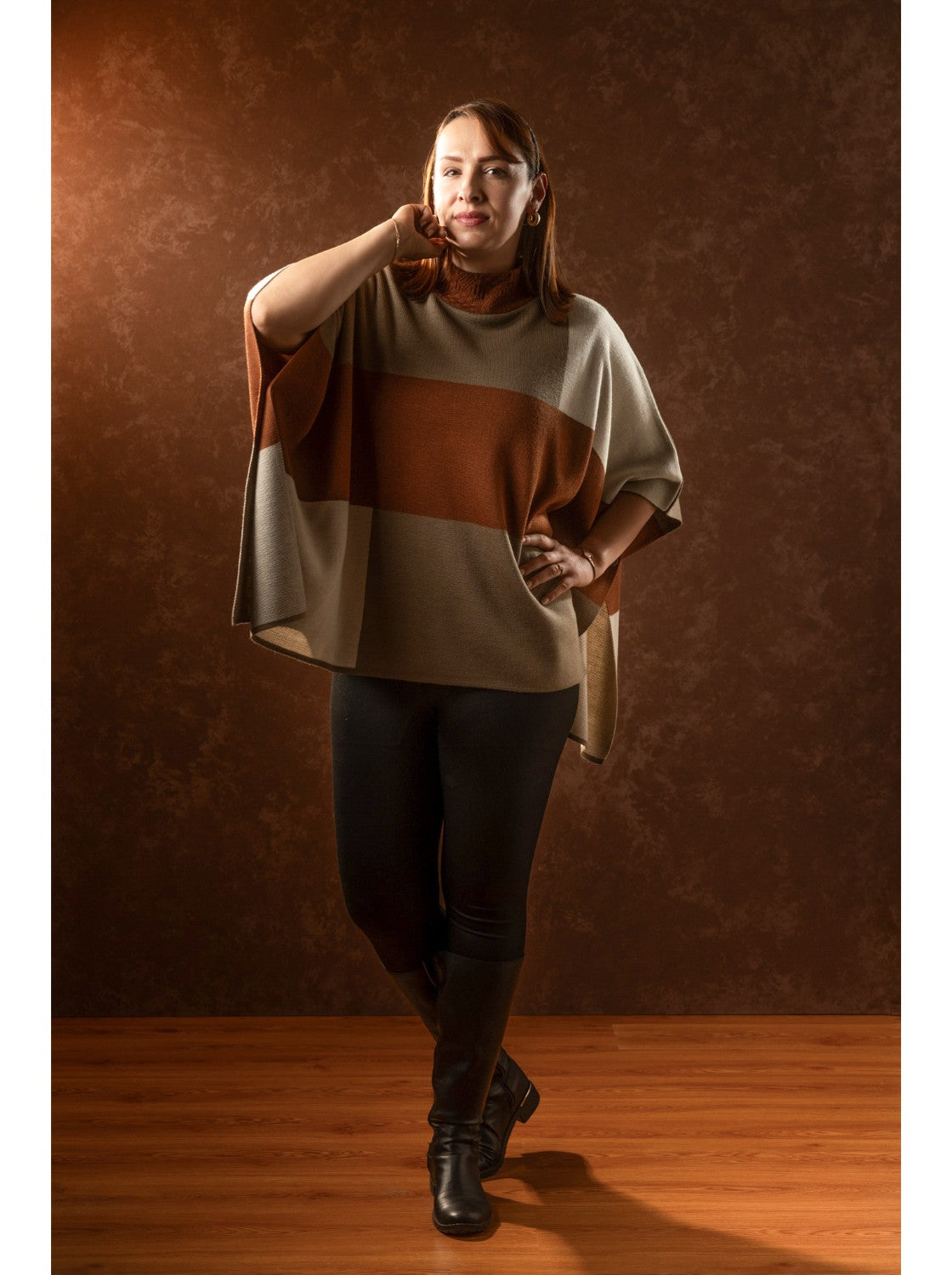Ruana con diseño. Omega Taupe-Habano-Miel