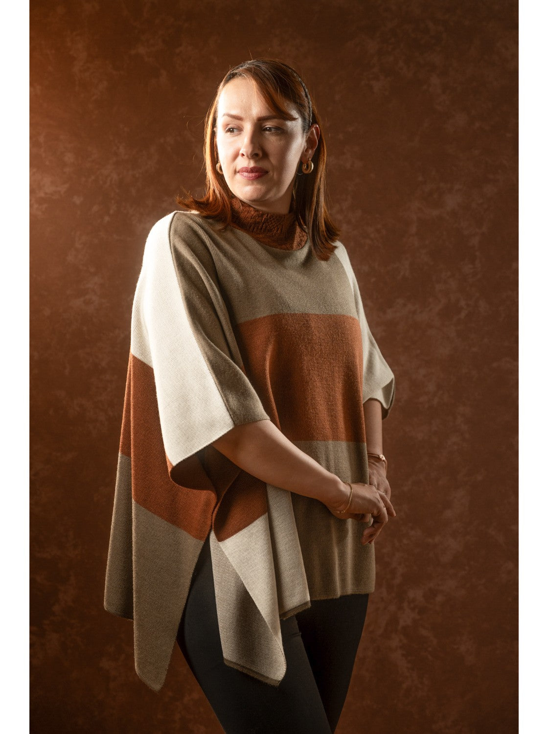 Ruana con diseño. Omega Taupe-Habano-Miel