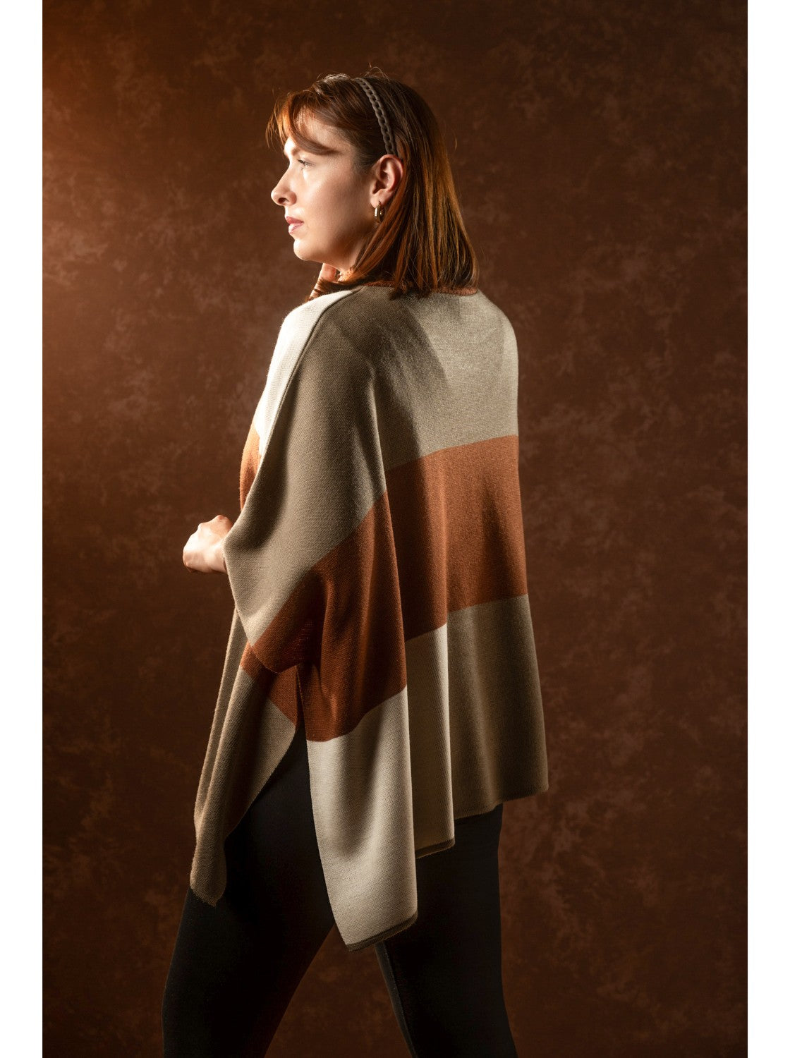 Ruana con diseño. Omega Taupe-Habano-Miel