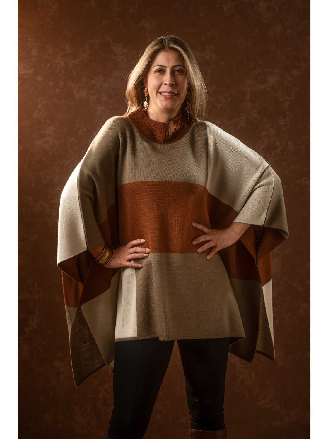 Ruana con diseño. Omega Taupe-Habano-Miel