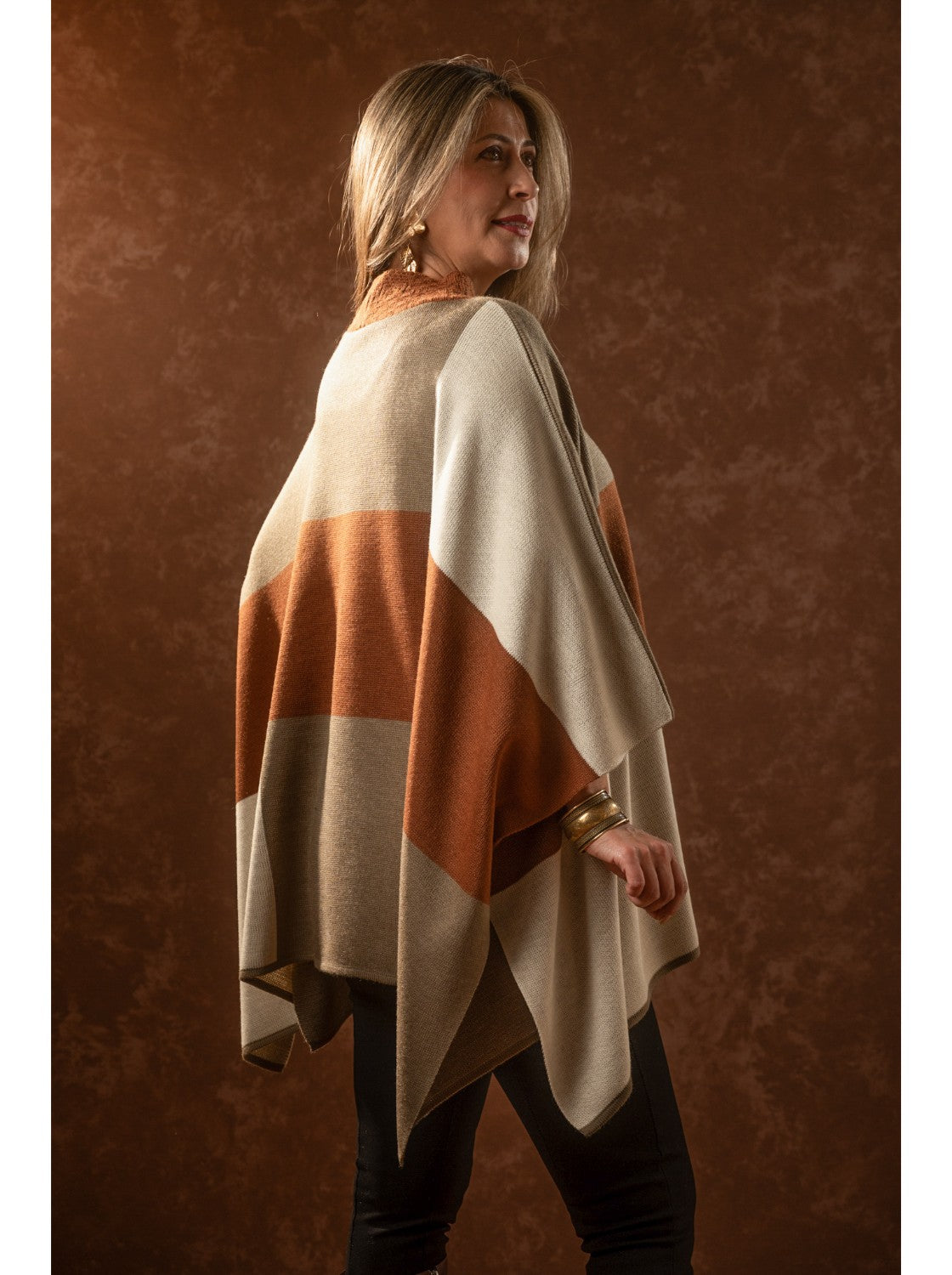 Ruana con diseño. Omega Taupe-Habano-Miel