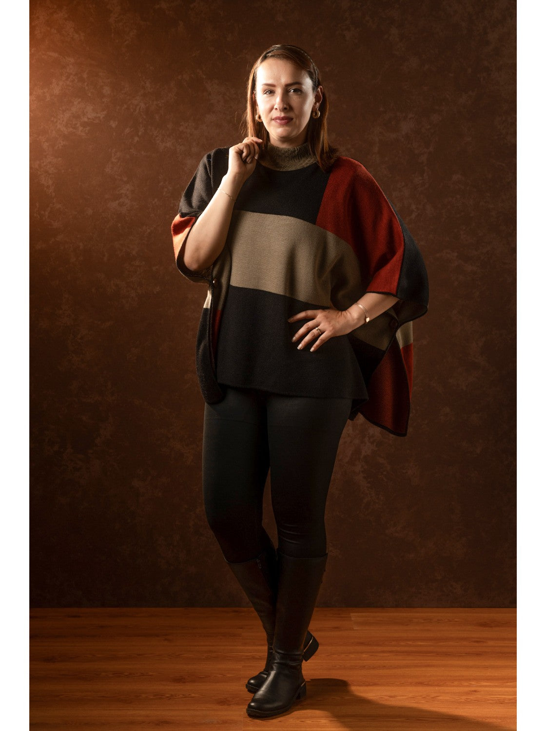 Ruana con diseño. Omega Terracota-Negro-Miel