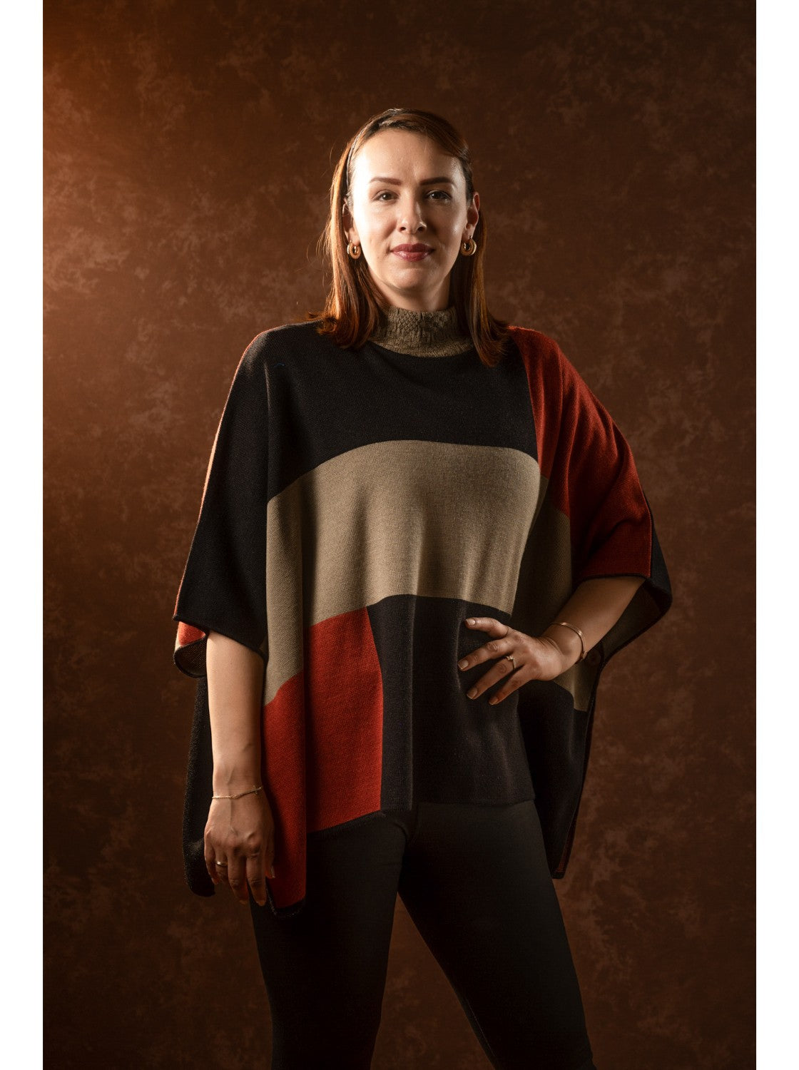 Ruana con diseño. Omega Terracota-Negro-Miel