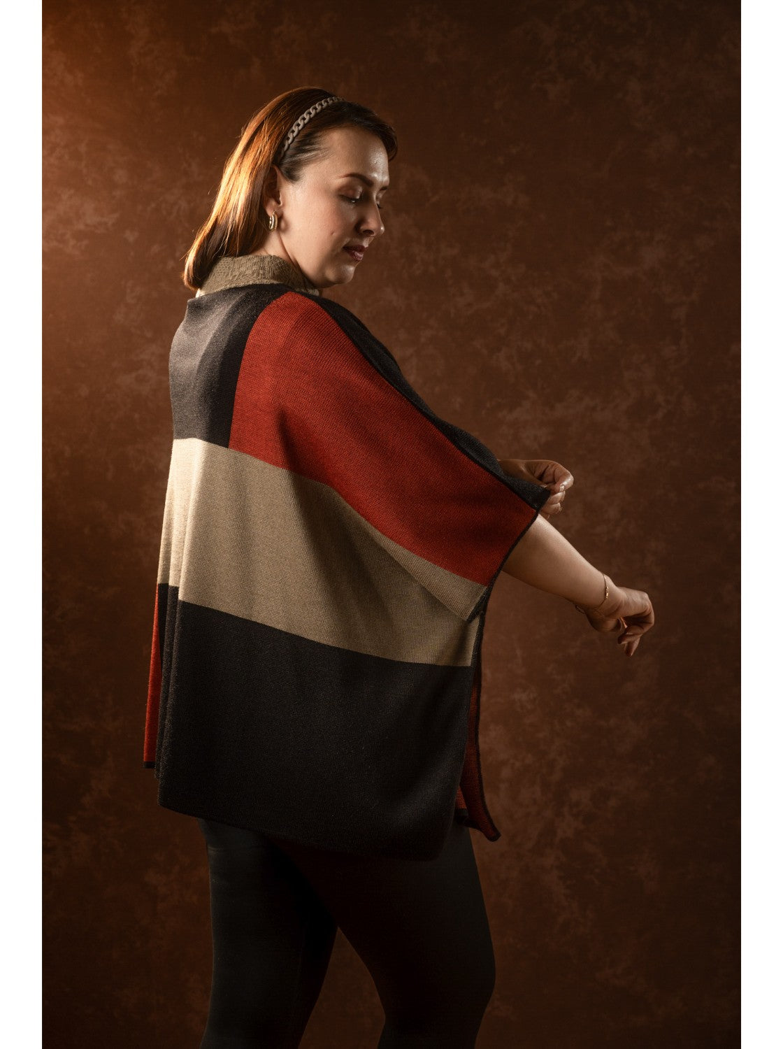 Ruana con diseño. Omega Terracota-Negro-Miel