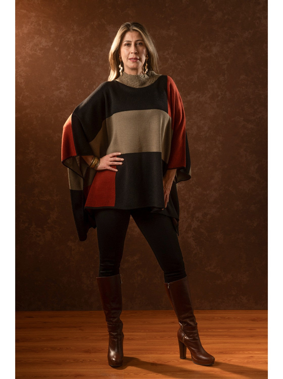 Ruana con diseño. Omega Terracota-Negro-Miel