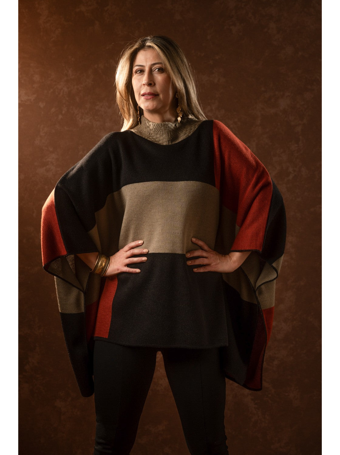 Ruana con diseño. Omega Terracota-Negro-Miel