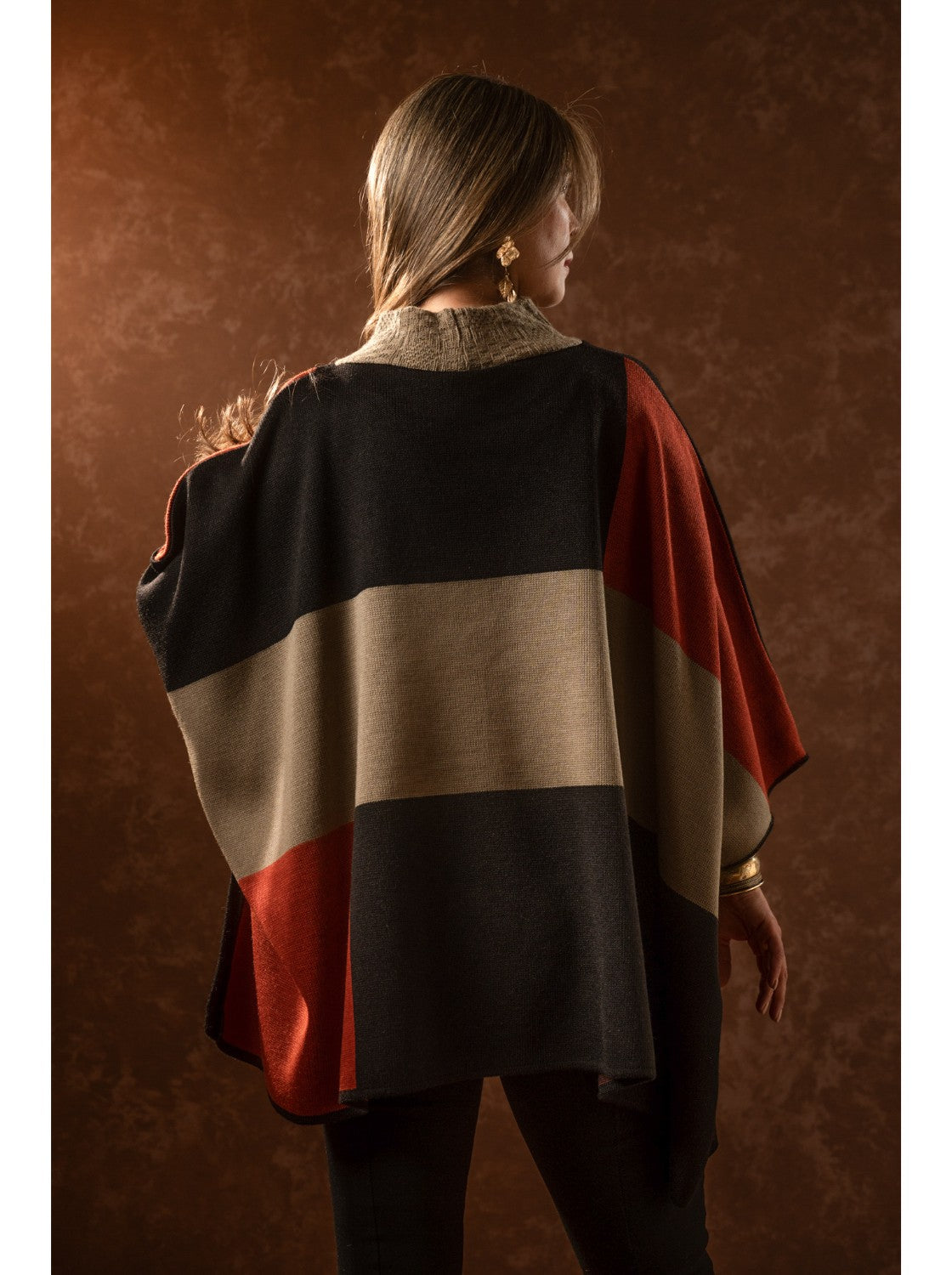 Ruana con diseño. Omega Terracota-Negro-Miel