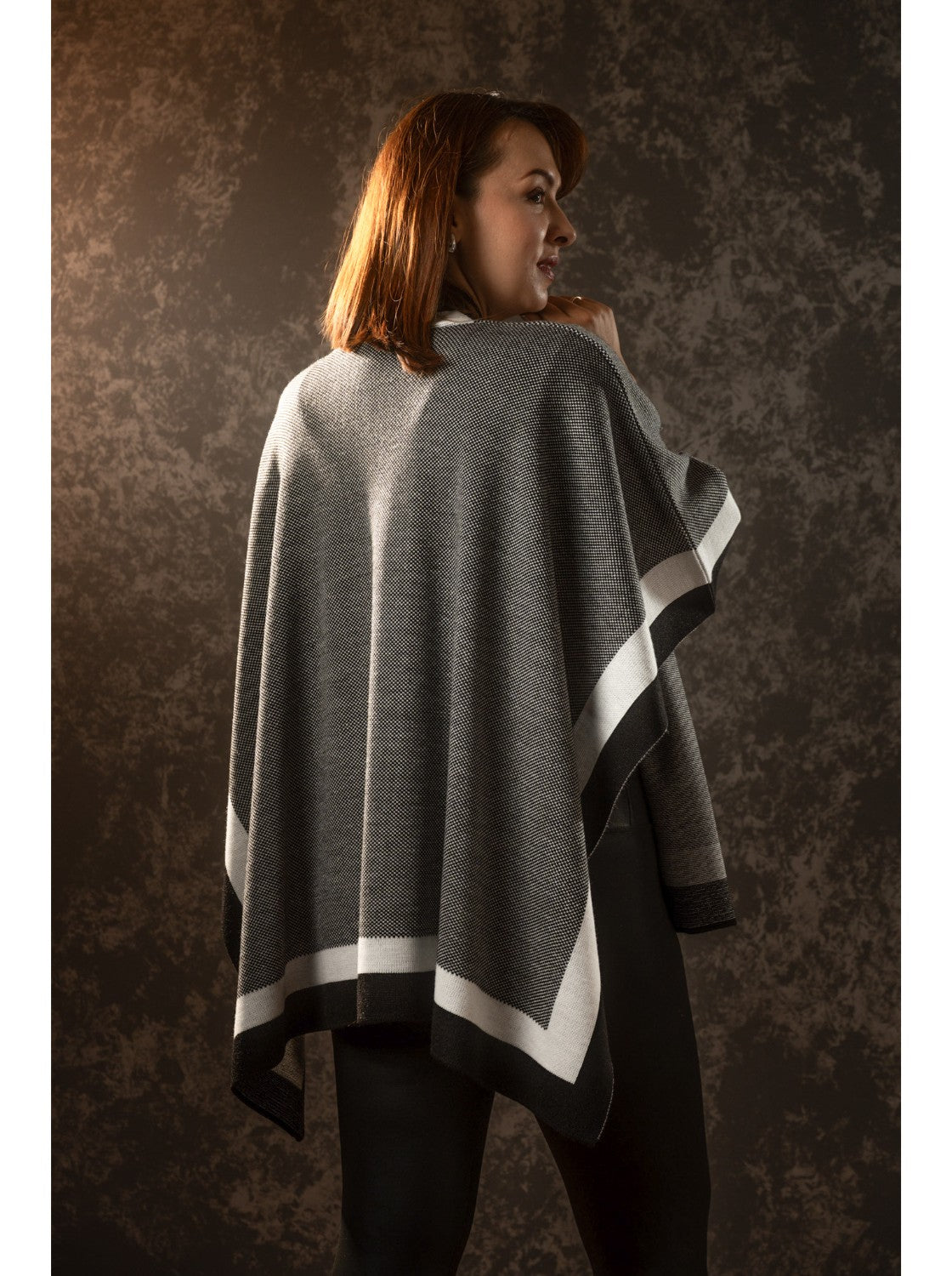 Ruana Tipo chal. Paipa Negro-Blanco