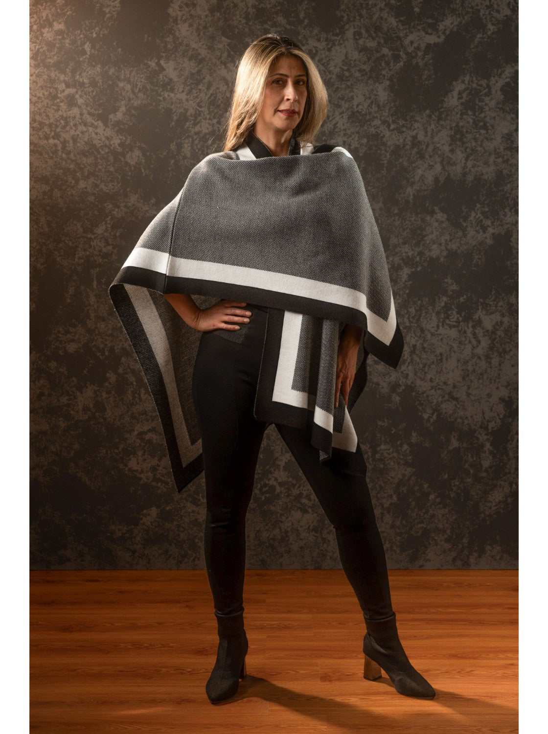 Ruana Tipo chal. Paipa Negro-Blanco