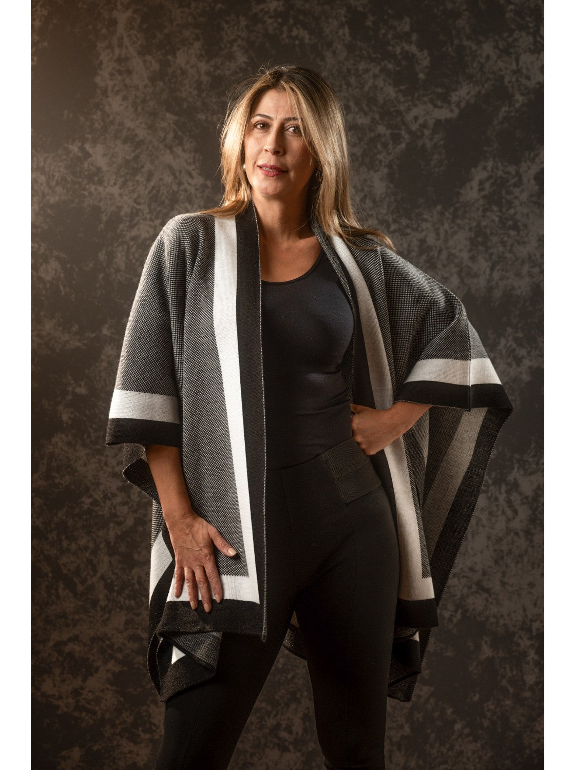 Ruana Tipo chal. Paipa Negro-Blanco