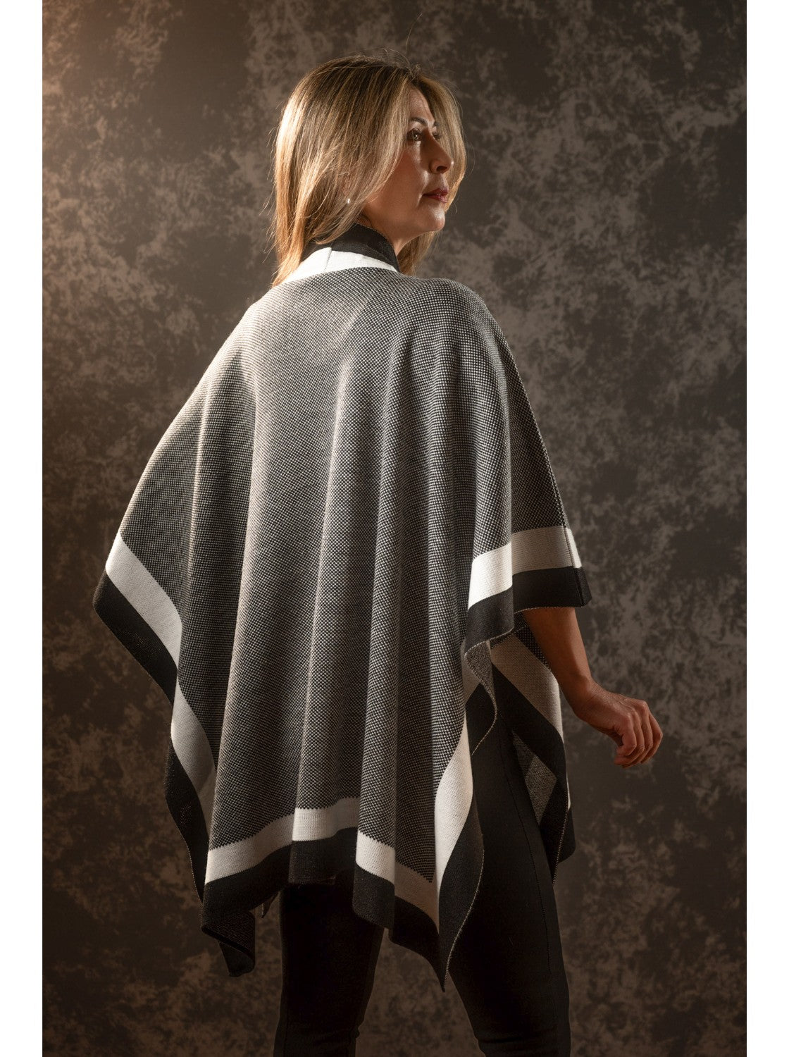 Ruana Tipo chal. Paipa Negro-Blanco
