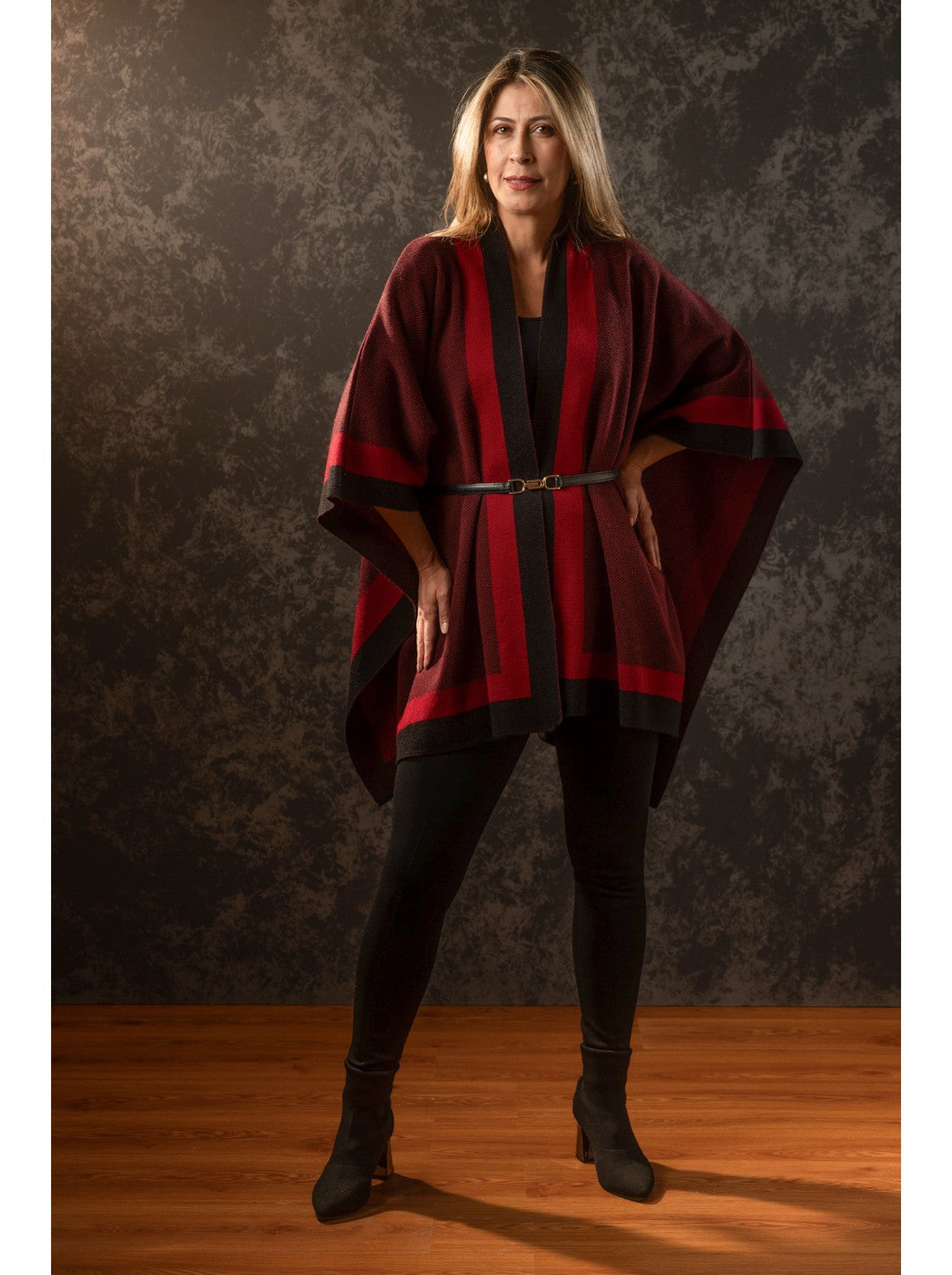 Ruana Tipo chal. Paipa Negro-Rojo