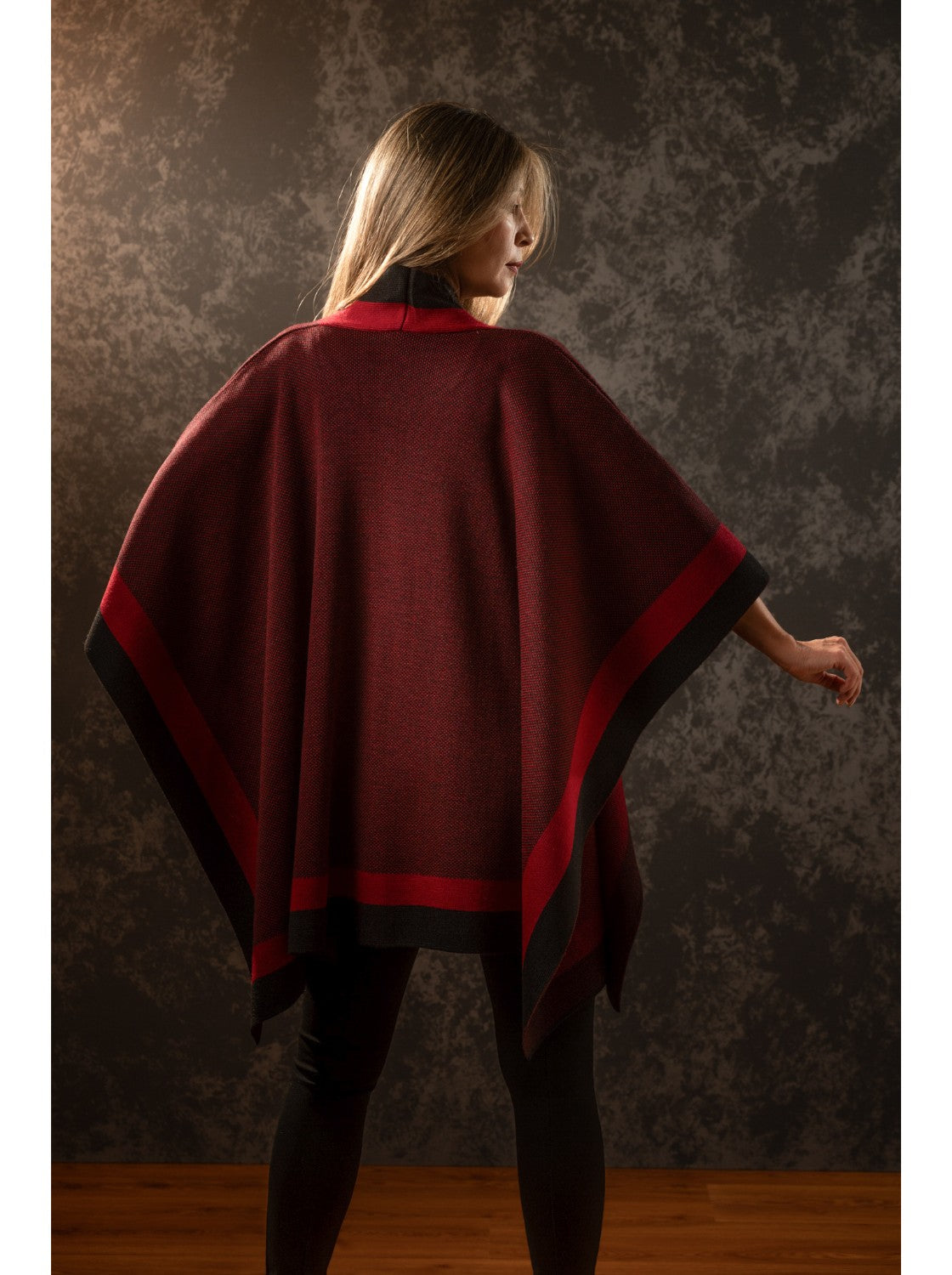 Ruana Tipo chal. Paipa Negro-Rojo