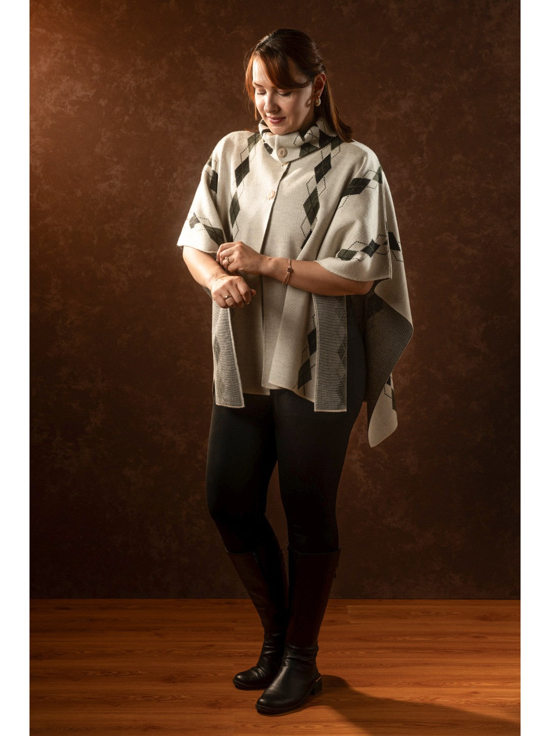 Ruana abierta. Rombos Habano-Verde-Negro