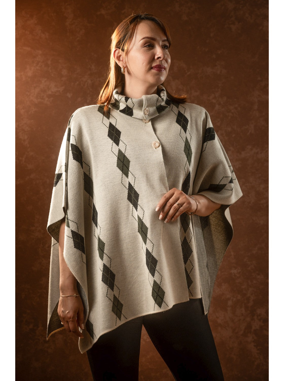 Ruana abierta. Rombos Habano-Verde-Negro