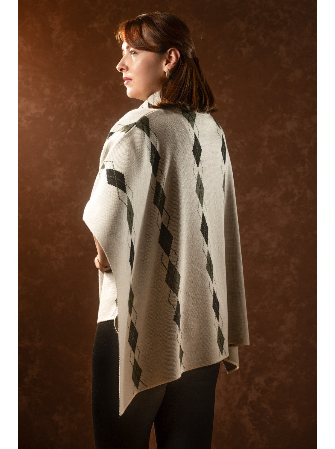 Ruana abierta. Rombos Habano-Verde-Negro