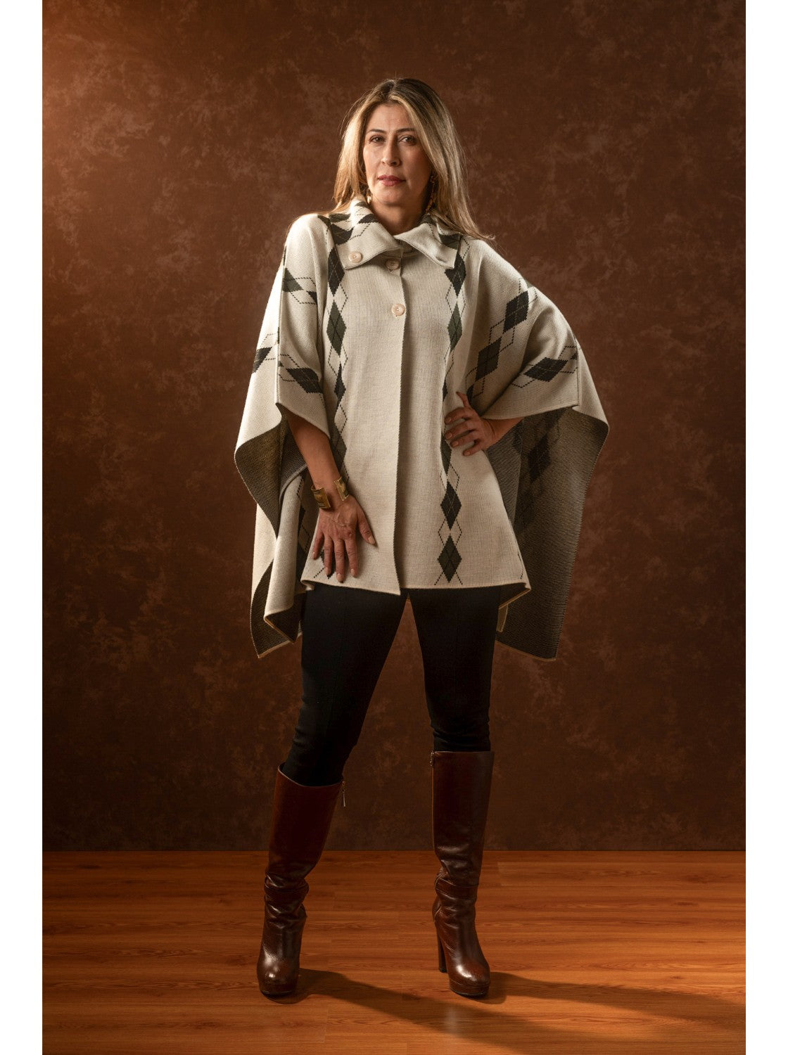 Ruana abierta. Rombos Habano-Verde-Negro