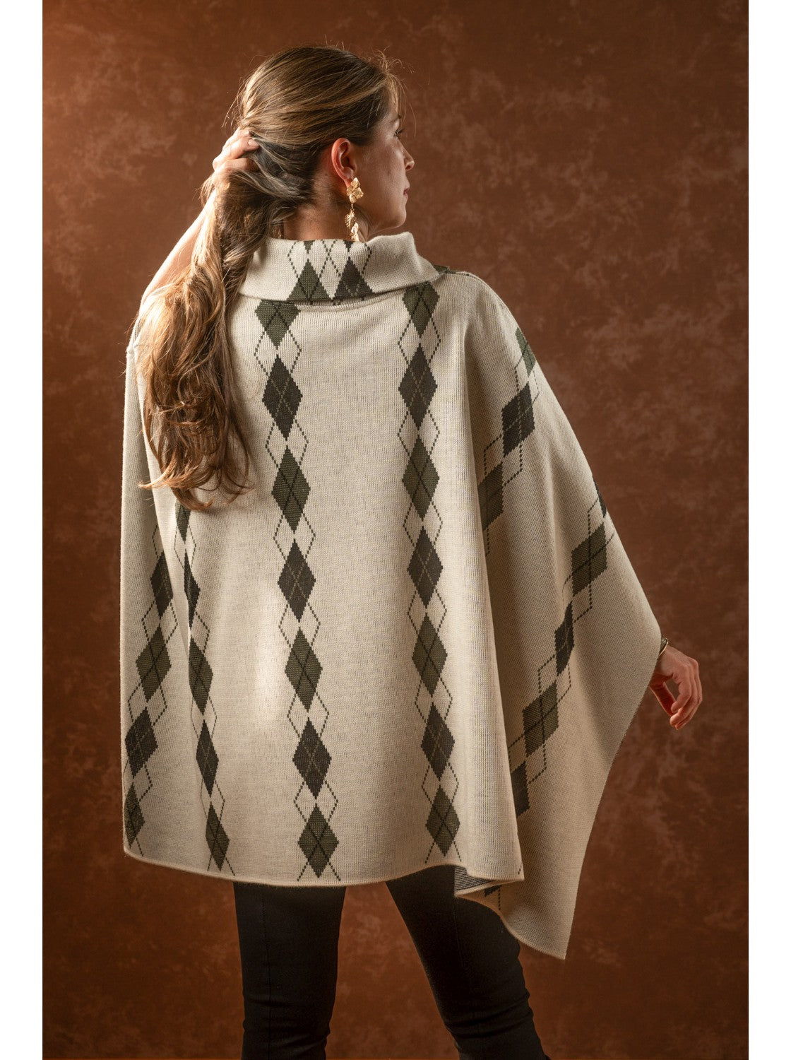 Ruana abierta. Rombos Habano-Verde-Negro