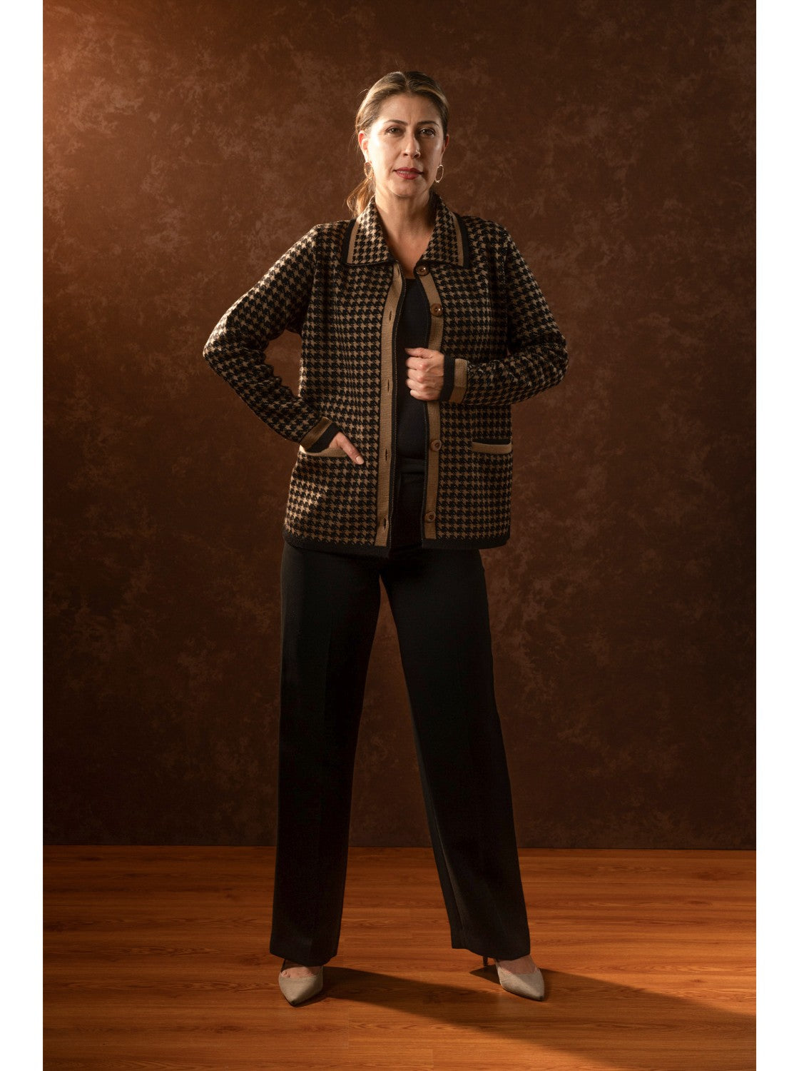 Saco cuello camisero mujer. Conchita Negro-Camel