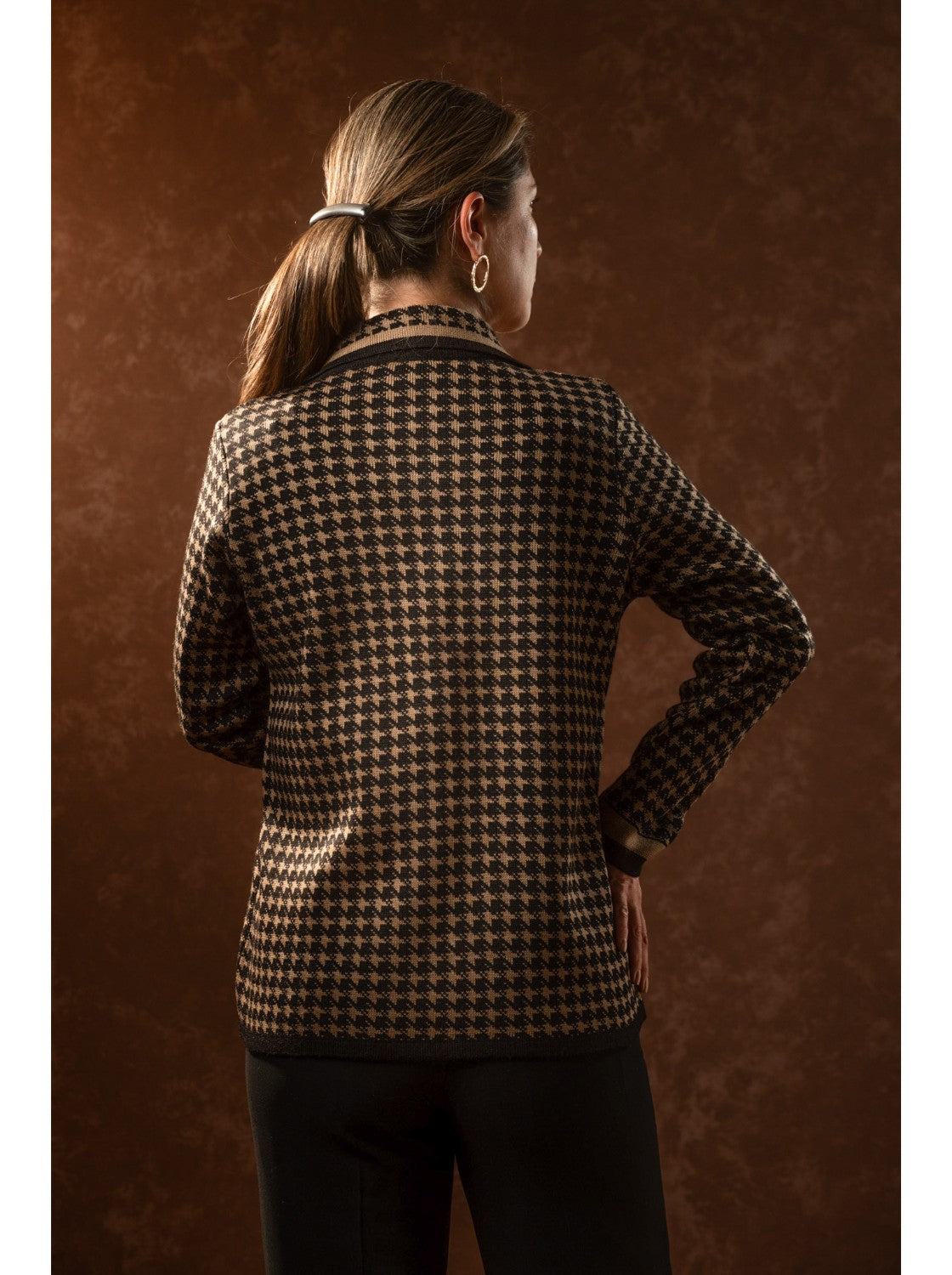 Saco cuello camisero mujer. Conchita Negro-Camel