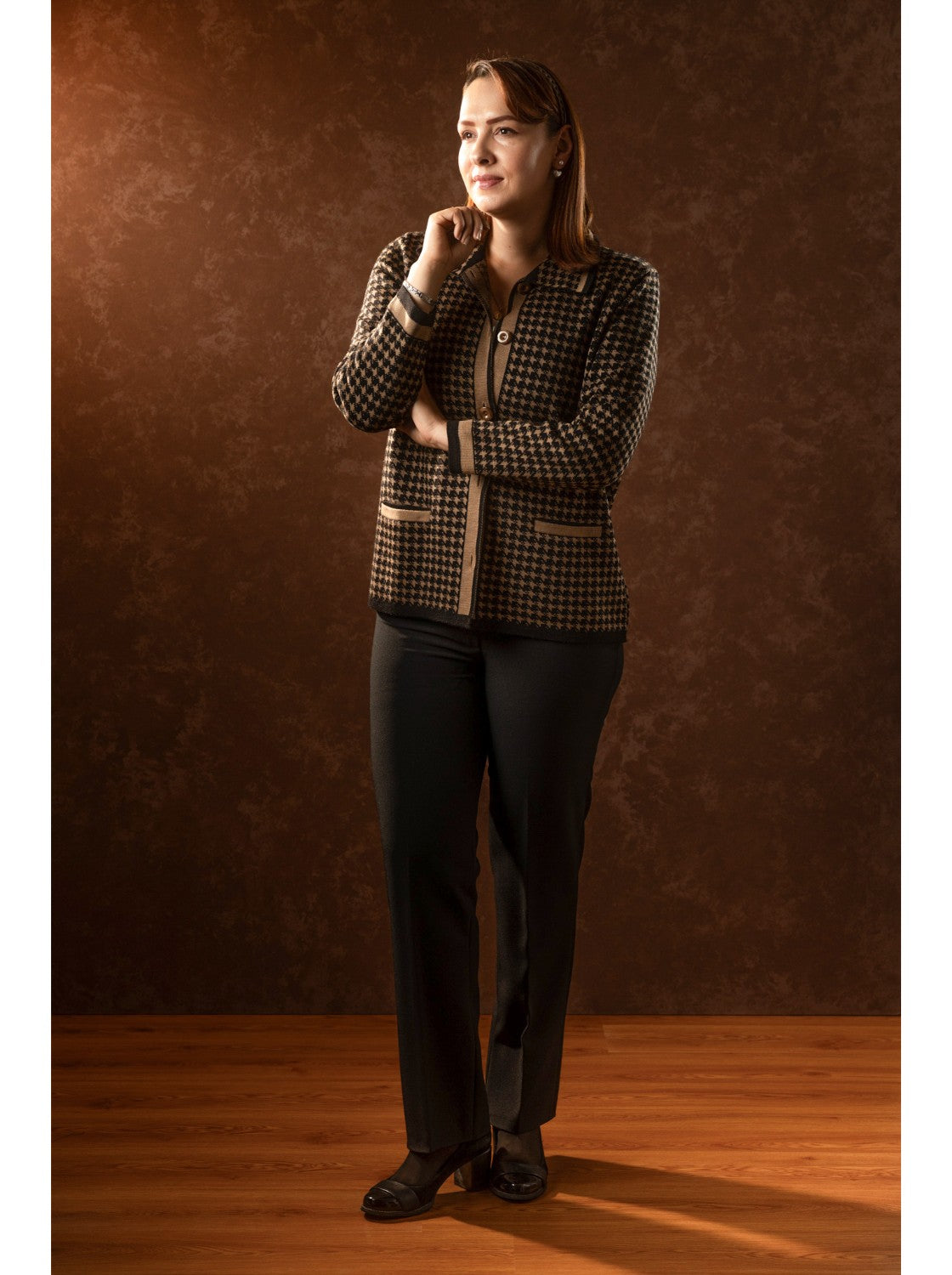 Saco cuello camisero mujer. Conchita Negro-Camel